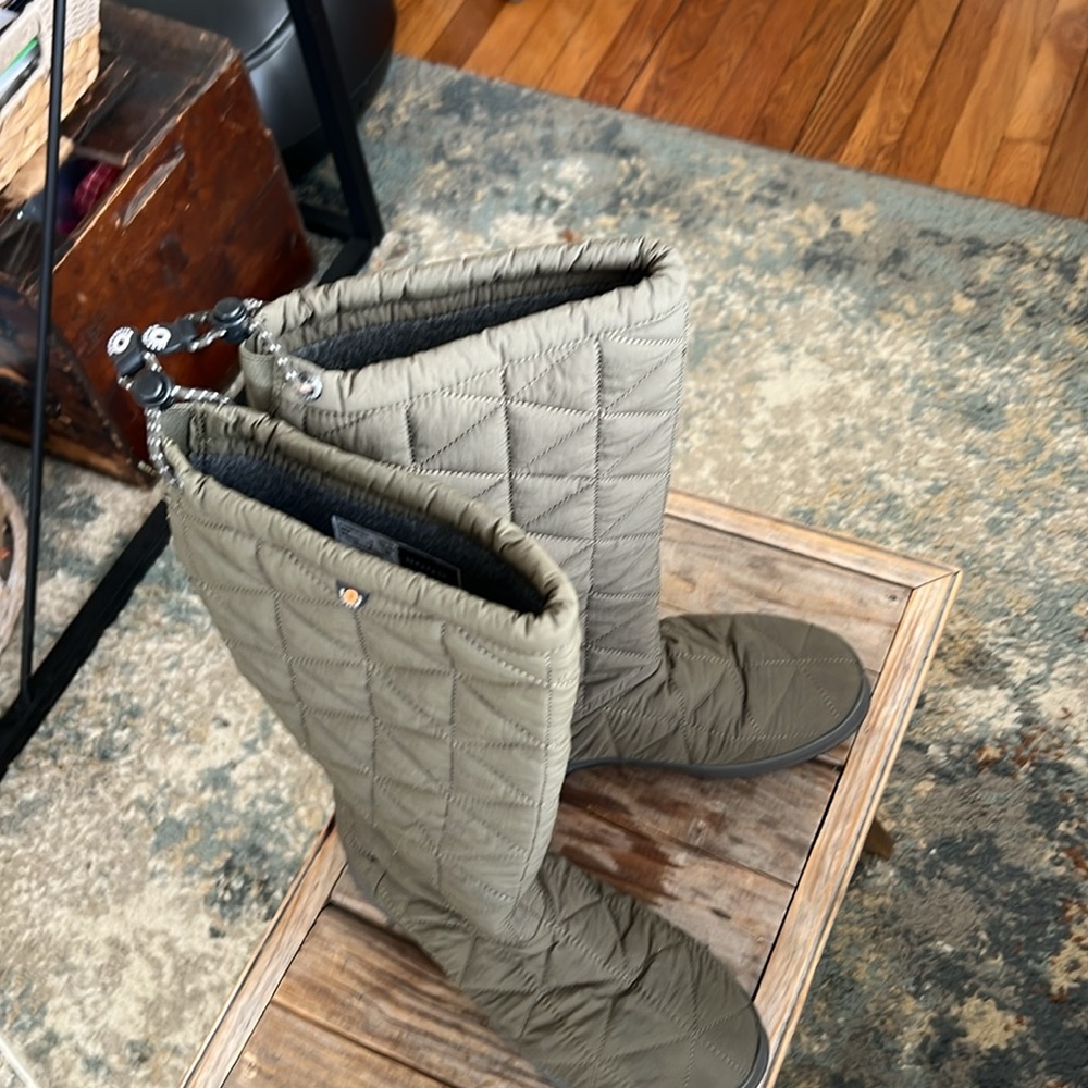 New Bogs Winter Boot waterproof size 8 euro 39 - Picture 2 of 4